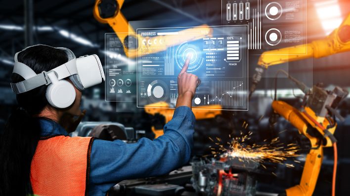 Una ingeniera industrial opera la tecnología robótica de la fábrica mediante un software IoT conectado a la red de Internet.