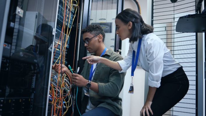 Ingenieros de redes trabajando con cables