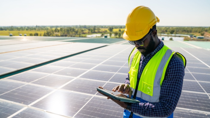 Ingeniero de granja solar mira tableta